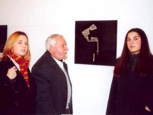 Antonio Ruiz junto a sus nietas Belisana y Beltane el día de la inauguración de la exposición en la Galería Arco Romano de Medinaceli