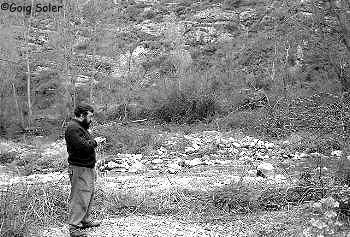 Antonio Ruiz Vega tomando notas a la orilla del ro Linares