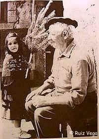 Abuelo y pequeña piñorra visontina con un "pinocho"