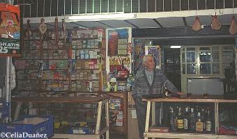 Arturo en su tienda de coloniales