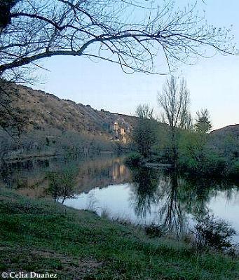 El río Duero, al fondo San Saturio