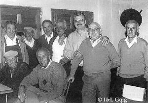 Los vecinos de Trvago son magnficos conservadores de sus costumbres, con don Jos (sentado a la izquierda) a la cabeza
