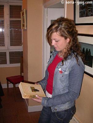 Leonor Lahoz con un libro de Machado