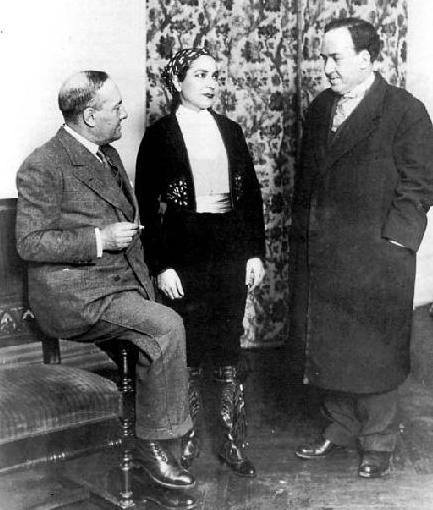 Margarida Xirgue entre los hermanos Manuel y Antonio Machado