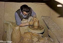 Máximo Almazán en su alfar